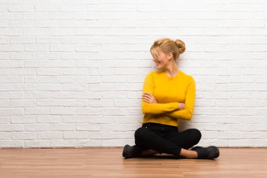 Bir gülümseme ile omuz üzerinden seyir katta oturan genç kız