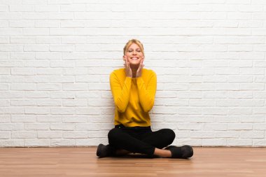 Mutlu ve keyifli bir ifadeyle gülümseyen katta oturan genç kız