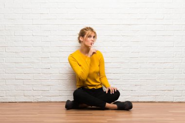 Ağız ve sessizlik bir jest kapanış bir işaret gösteren katta oturan genç kız