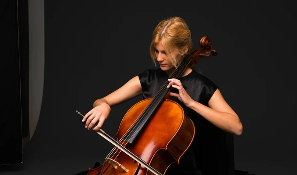 Junges Mädchen Spielt Cello Auf Isoliertem Schwarzen Hintergrund — Stockfoto