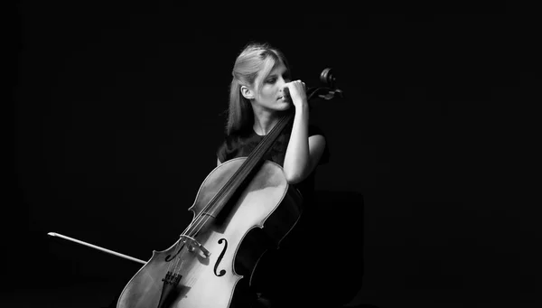 Jong Meisje Spelen Van Cello Geïsoleerde Zwarte Achtergrond — Stockfoto