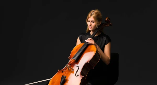 Jong Meisje Spelen Van Cello Geïsoleerde Zwarte Achtergrond — Stockfoto