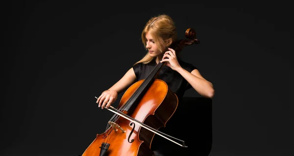 Junges Mädchen Spielt Cello Auf Isoliertem Schwarzen Hintergrund — Stockfoto