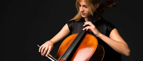 Chica Joven Tocando Violonchelo Sobre Fondo Negro Aislado —  Fotos de Stock