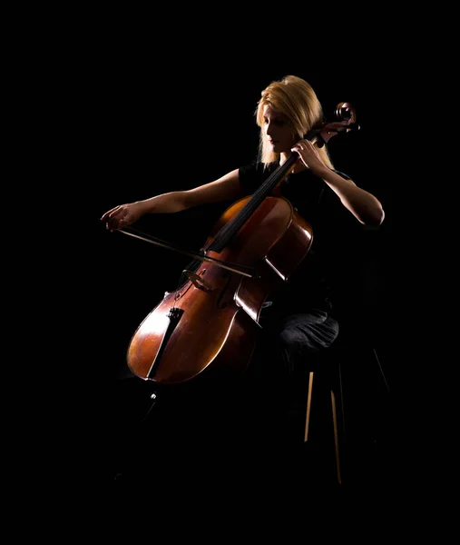 在孤立的黑色背景上演奏大提琴的年轻女孩 — 图库照片
