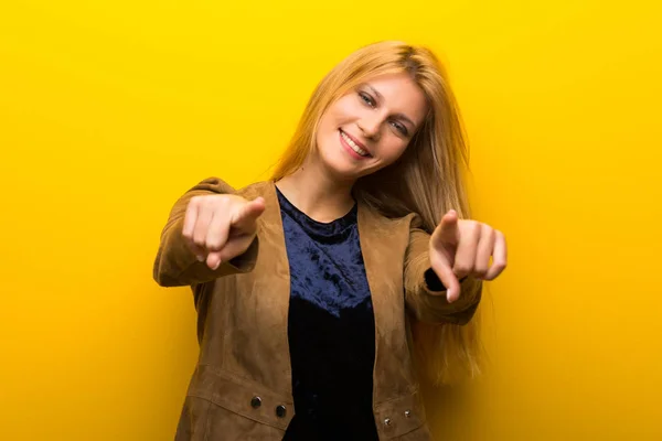Блондинка Яскравому Жовтому Фоні Вказує Пальцем Коли Посміхається — стокове фото