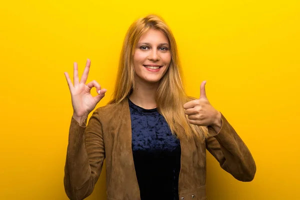 Блондинка Яскраво Жовтому Тлі Показує Знак Даючи Великий Палець Вгору — стокове фото