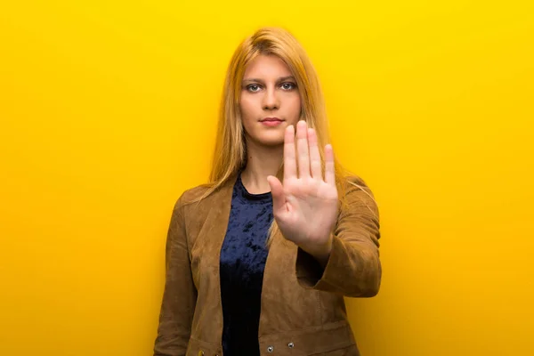 Menina Loira Fundo Amarelo Vibrante Fazendo Parar Gesto Negando Uma — Fotografia de Stock