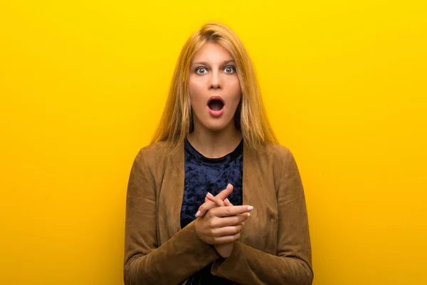 Blond Dívka Zářivé Žluté Pozadí Překvapením Šokovaný Výraz Obličeje — Stock fotografie
