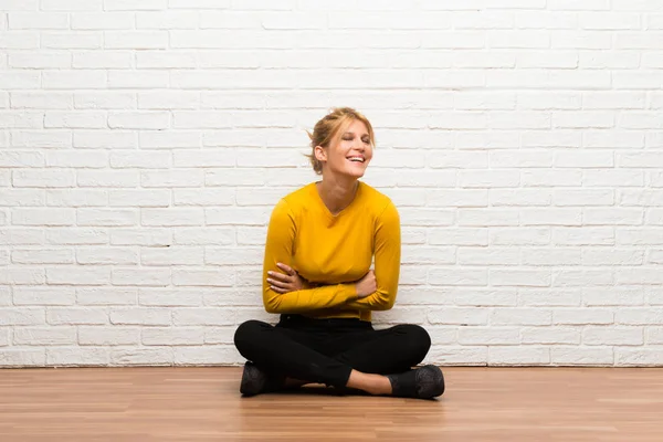 Gülümseyen süre geçti silah tutmak katta oturan genç kız