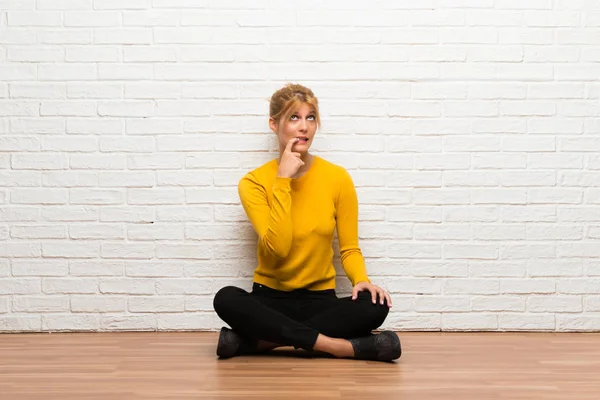 Ararken şüpheleri katta oturan genç kız