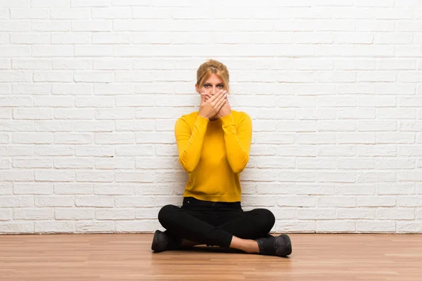 Junges Mädchen Das Auf Dem Boden Sitzt Und Den Mund — Stockfoto