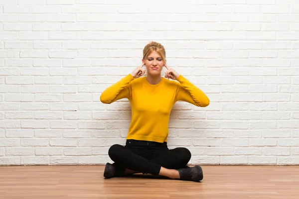 Jong Meisje Zittend Vloerbekleding Oren Met Handen Gefrustreerd Expressie — Stockfoto