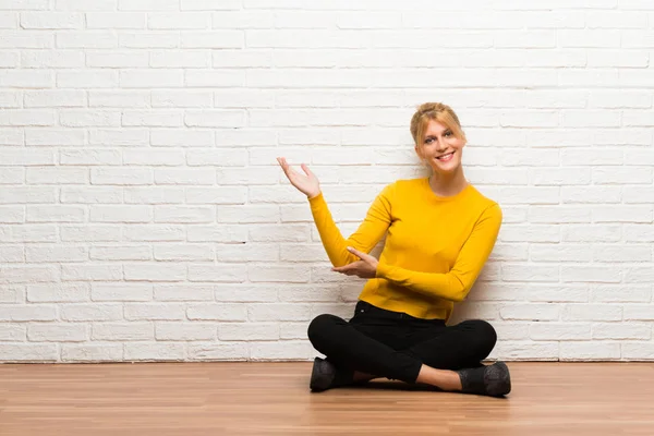 Jeune Fille Assise Sur Sol Étendant Les Mains Sur Côté — Photo