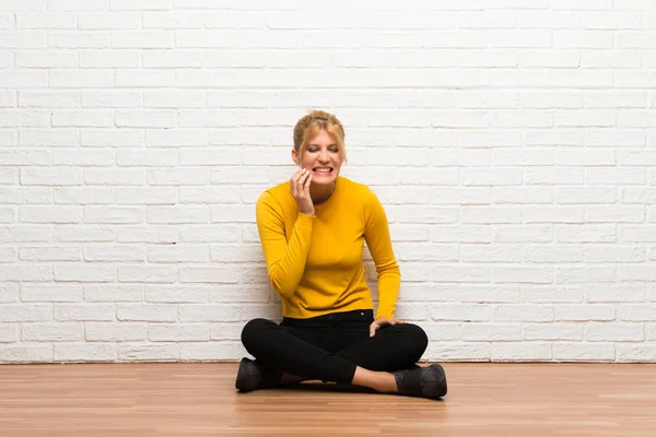 Junges Mädchen Sitzt Mit Zahnschmerzen Auf Dem Boden — Stockfoto