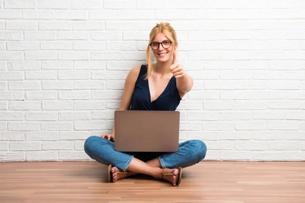 Blonde Girl Sitting Floor Her Laptop Giving Thumbs Gesture Smiling — Stock Photo, Image