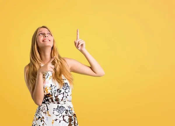 Blondýnka Mladá Dívka Letních Šatech Ukázala Ukazováčkem Skvělý Nápad Hledě — Stock fotografie