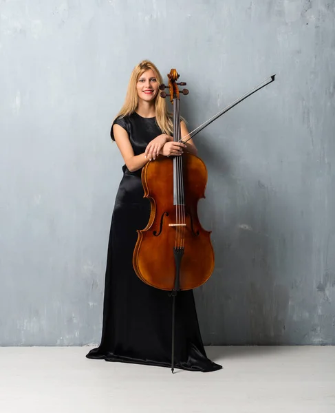 Jong Blond Meisje Met Haar Cello Getextureerde Muur Achtergrond — Stockfoto