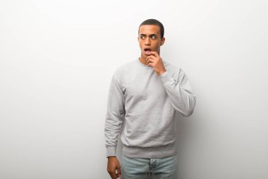 Afrika kökenli Amerikalı adam beyaz duvar arka plan bakmak süre şüpheleri üzerinde