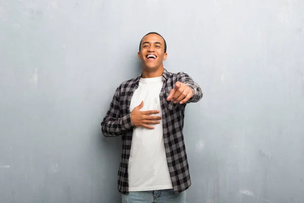 Junger Afrikanisch Amerikanischer Mann Mit Kariertem Hemd Zeigt Mit Dem — Stockfoto