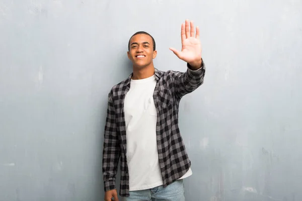 Jovem Afro Americano Com Camisa Xadrez Saudando Com Mão Com — Fotografia de Stock