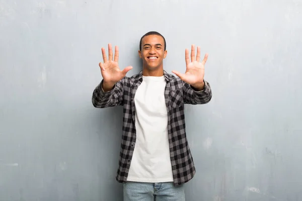 Jovem Afro Americano Com Camisa Quadriculada Contando Nove Com Dedos — Fotografia de Stock