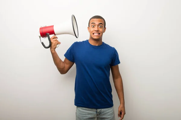 Jovem Afro Americano Parede Branca Levando Megafone Que Faz Muito — Fotografia de Stock