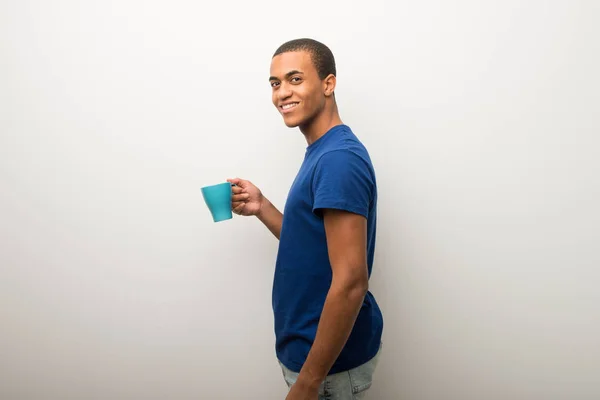 Fiatal Afroamerikai Férfi Fehér Falon Gazdaság Egy Csésze Forró Kávé — Stock Fotó