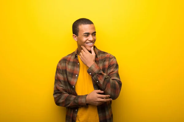 Giovane Uomo Afroamericano Uno Sfondo Giallo Vibrante Guardando Lato Con — Foto Stock
