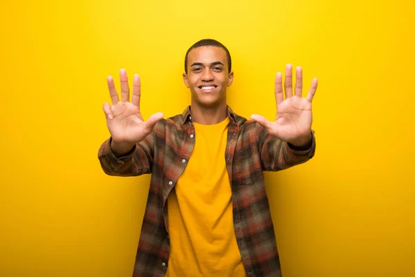 Giovane Uomo Afroamericano Vibrante Sfondo Giallo Contando Nove Con Dita — Foto Stock