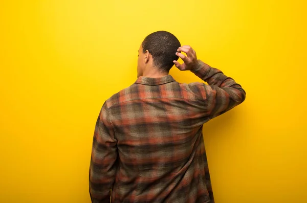 Joven Hombre Afroamericano Vibrante Fondo Amarillo Posición Espalda Mirando Hacia —  Fotos de Stock