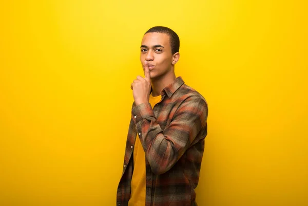Giovane Uomo Afroamericano Uno Sfondo Giallo Vibrante Che Mostra Segno — Foto Stock