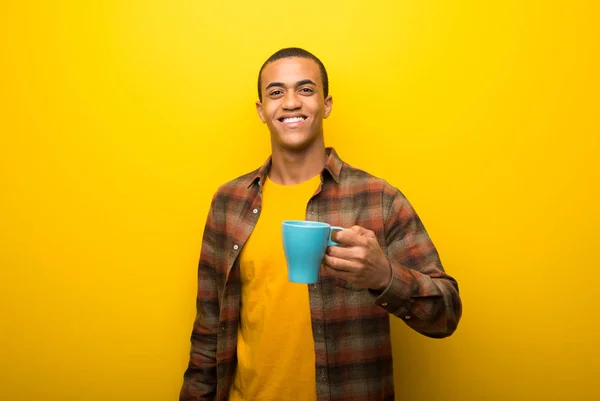 Jovem Afro Americano Vibrante Fundo Amarelo Segurando Café Quente Taça — Fotografia de Stock