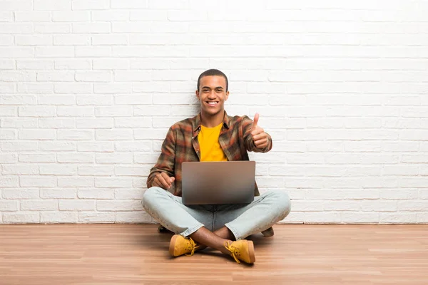 Hombre Afroamericano Sentado Suelo Con Portátil Dando Gesto Hacia Arriba — Foto de Stock