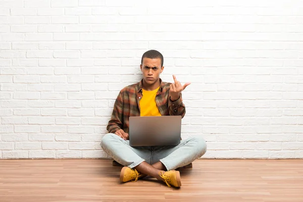 非洲裔美国人坐在地板上 他的笔记本电脑做喇叭手势 — 图库照片