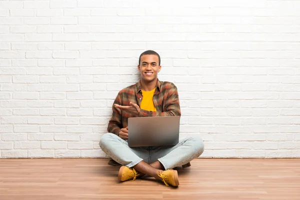 Africano Americano Sentado Chão Com Seu Laptop Apresentando Uma Ideia — Fotografia de Stock