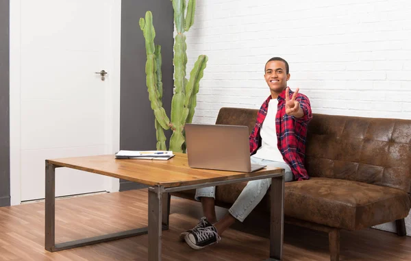 African American Man Met Laptop Woonkamer Glimlachend Overwinning Teken Tonen — Stockfoto