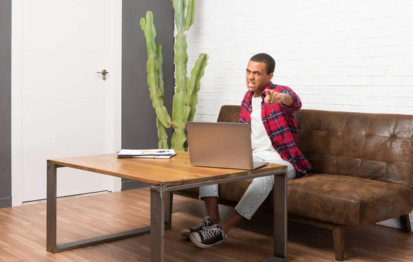 Homme Afro Américain Avec Ordinateur Portable Dans Salon Frustré Par — Photo