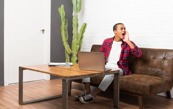 Афроамериканець Людиною Ноутбуком Вітальні Кричали Широко Відкритими Бічних Рот — стокове фото