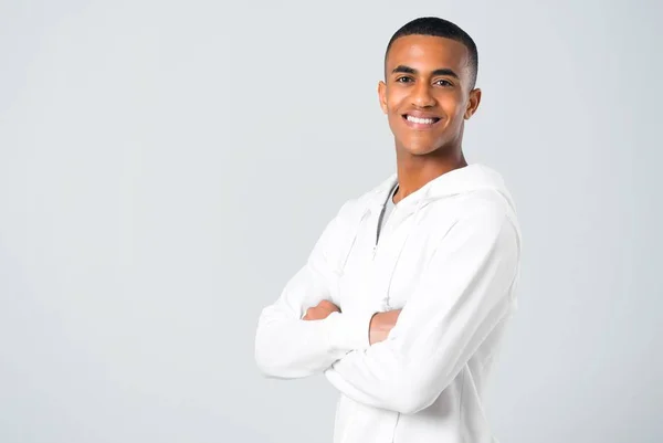 Jovem Pele Escura Com Camisola Branca Mantendo Braços Cruzados Posição — Fotografia de Stock