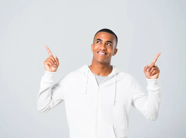 Ciemnoskóry Młody Człowiek Białą Bluzę Wskazując Palcem Wskazującym Świetny Pomysł — Zdjęcie stockowe