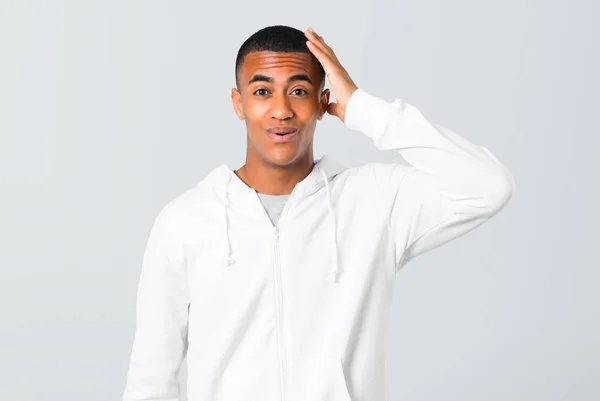 Pemuda Berkulit Gelap Dengan Kaus Putih Baru Saja Menyadari Sesuatu — Stok Foto
