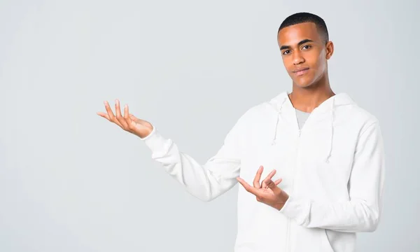 Dunkelhäutiger Junger Mann Mit Weißem Sweatshirt Die Hände Zur Seite — Stockfoto