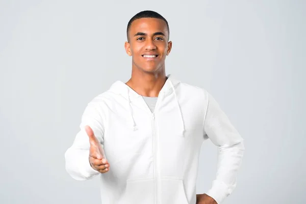 Jovem Pele Escura Com Camisola Branca Apertando Mãos Para Fechar — Fotografia de Stock