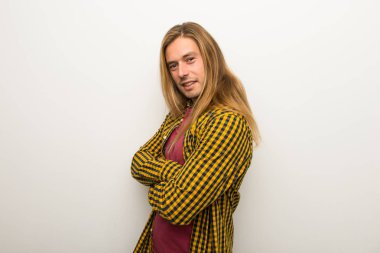 Sarışın adam uzun saçlı ve kareli gömlek gülümseyen süre yatay konumda geçti silah tutmak