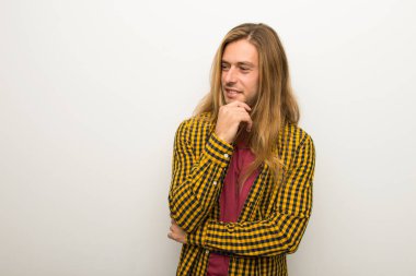 Sarışın adam uzun saçlı ve kareli gömlek tarafına el ile çeneme arıyorum.