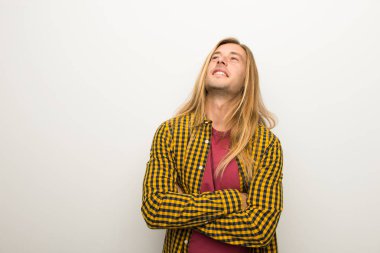 Sarışın adam uzun saçlı ve kareli gömlek gülümseyen süre ararken