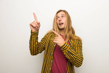 Sarışın adam uzun saçlı ve işaret parmağı ile işaret ve ararken kareli gömlek ile