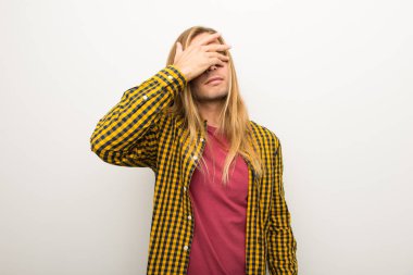 Sarışın adam uzun saçlı ve kareli gömlek gözler eller tarafından kapsayan ile. Bir şey görmek istiyor musunuz