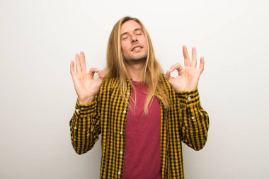 Sarışın adam uzun saçlı ve zen poz kareli gömlek ile